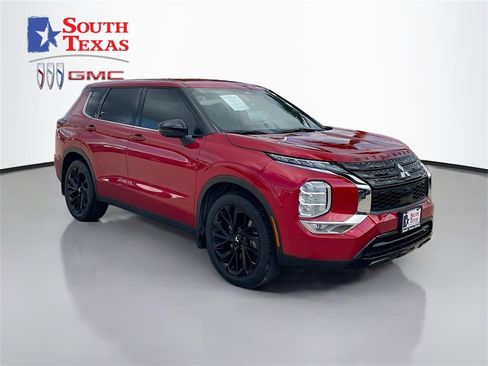 Used 2023 Mitsubishi Outlander SE image 1