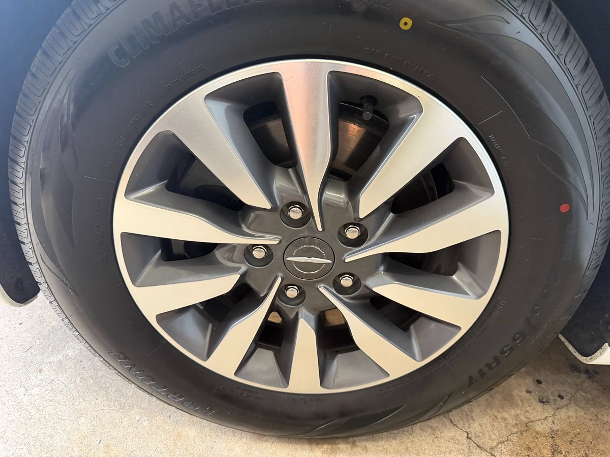 Used 2023 Chrysler Pacifica Limited FWD image 35
