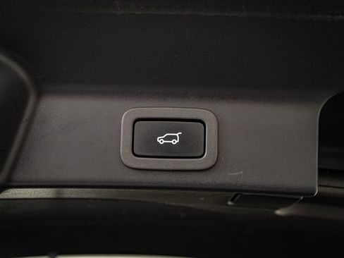 Used 2020 Jaguar F-PACE Premium image 18