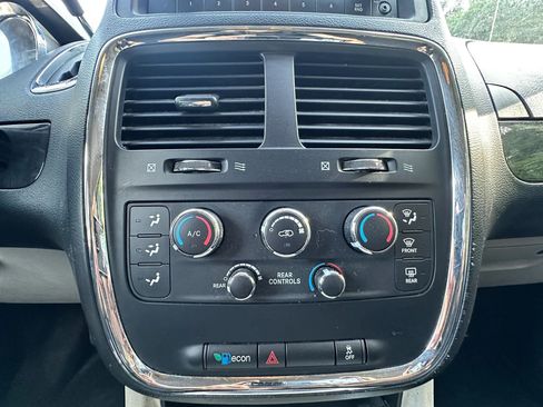 Used 2014 Dodge Grand Caravan SXT FWD image 28
