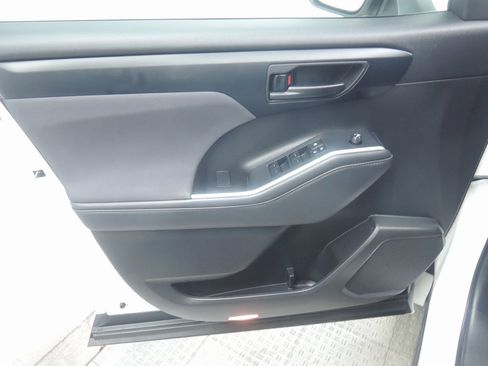 Used 2022 Toyota Highlander LE image 26