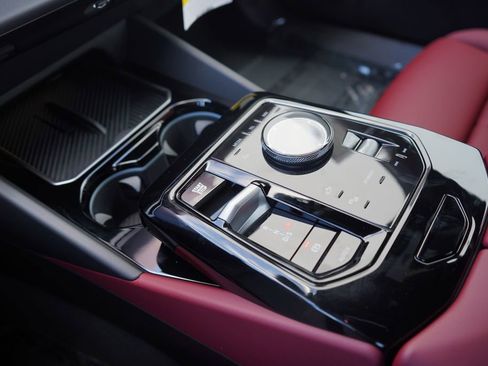 Used 2025 BMW 530i w/ Premium Package image 19