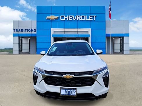 New 2026 Chevrolet Trax LS w/ LS Convenience Package FWD image 4