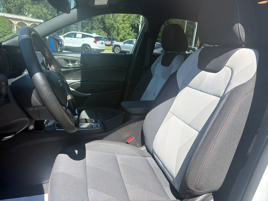 Certified 2026 Chevrolet Trax RS w/ Driver Confidence Package FWD image 9