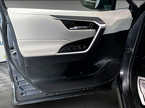 Used 2022 Toyota RAV4 XLE Premium image 10