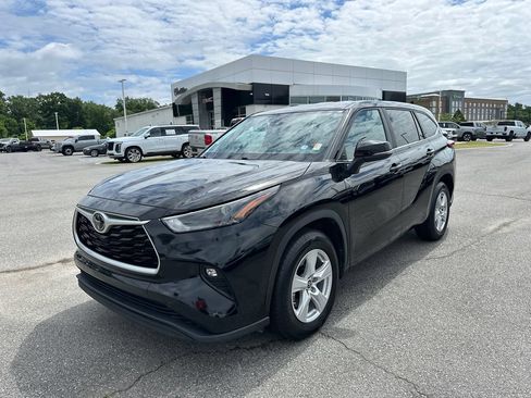 Used 2023 Toyota Highlander LE FWD image 3