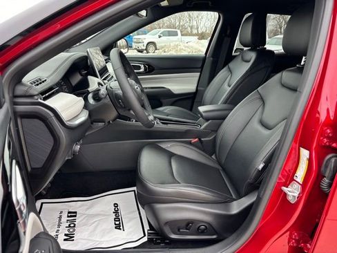 Used 2025 Jeep Compass Limited image 17