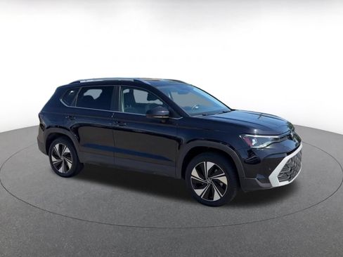 Used 2025 Volkswagen Taos SE AWD/4WD image 2