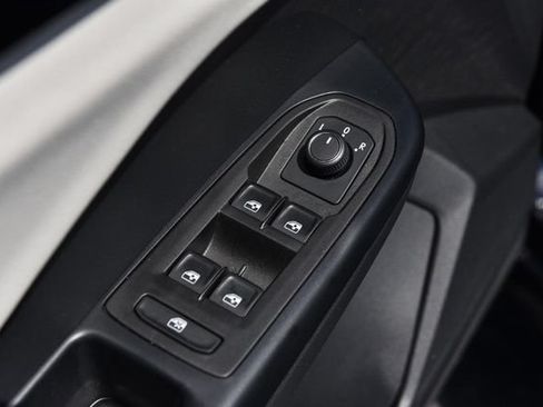 Certified 2025 Volkswagen Taos S FWD image 8