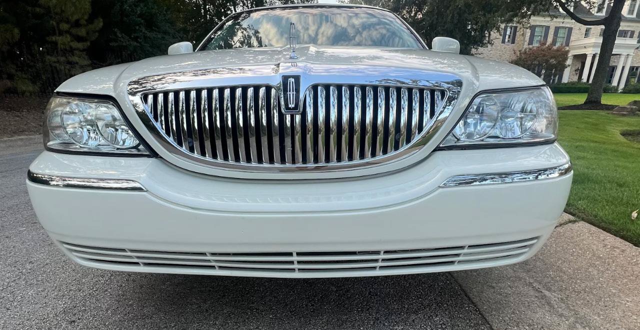 Used 2006 Lincoln Town Car Signature Limited RWD image 4