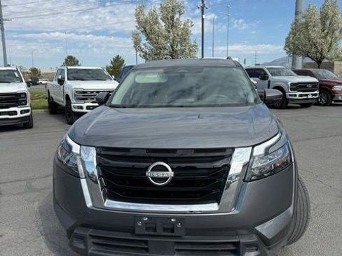 Used 2024 Nissan Pathfinder SV w/ SV Premium Package image 3
