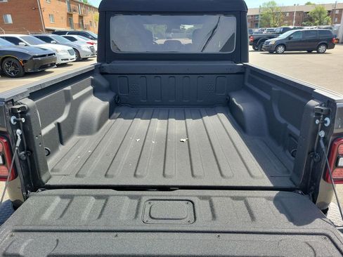Used 2024 Jeep Gladiator Sport AWD/4WD image 6