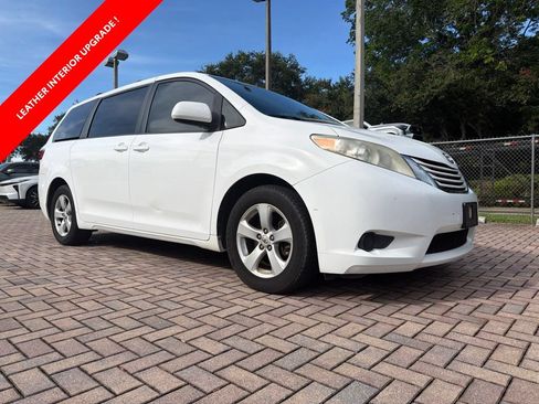 Used 2017 Toyota Sienna LE FWD image 1