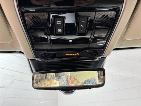 Used 2025 Land Rover Range Rover Long Wheelbase Autobiography image 12