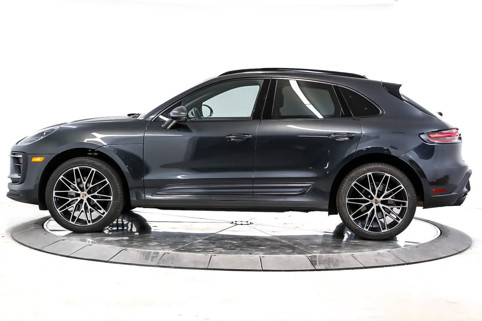 Certified 2023 Porsche Macan AWD/4WD image 2