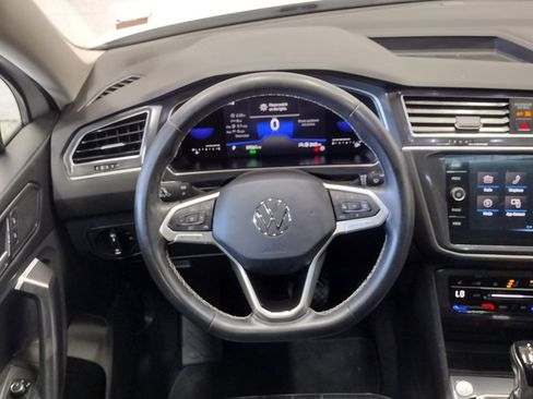 Certified 2022 Volkswagen Tiguan SE FWD image 38