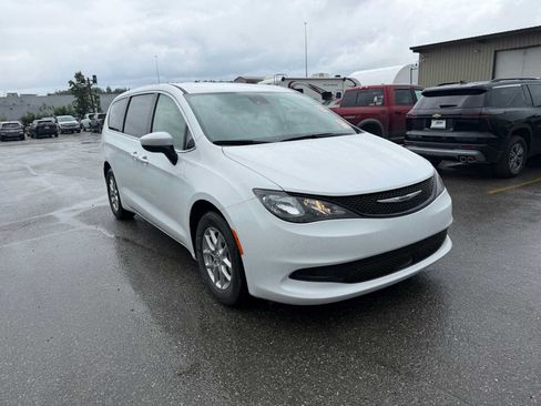 Used 2025 Chrysler Pacifica Limited FWD image 5