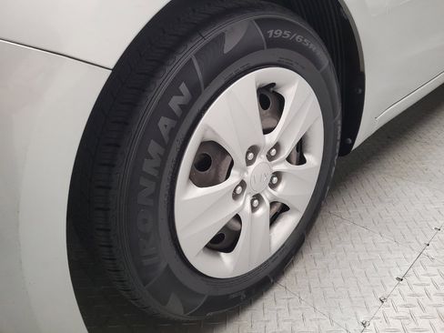 Used 2017 Kia Forte LX FWD image 31