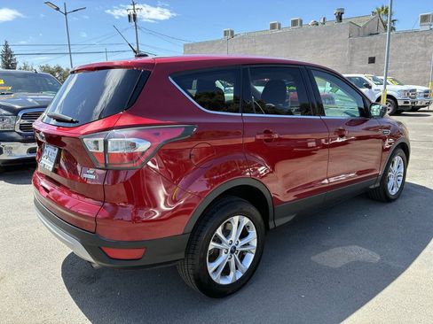 Used 2017 Ford Escape SE FWD image 2
