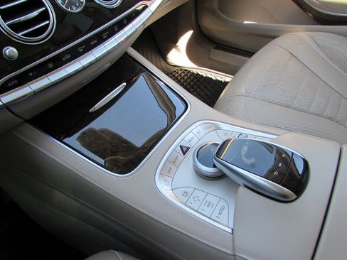 Used 2017 Mercedes-Benz S 550 Sedan image 21