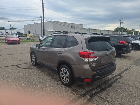 Used 2023 Subaru Forester Premium AWD/4WD image 2