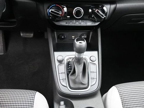 Used 2022 Hyundai Kona SE image 31