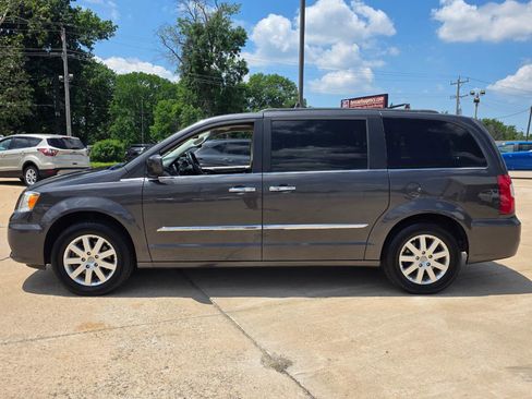 Used 2015 Chrysler Town & Country Touring w/ Driver Convenience Group FWD image 7