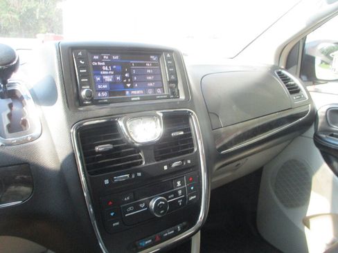 Used 2014 Chrysler Town & Country Touring FWD image 43