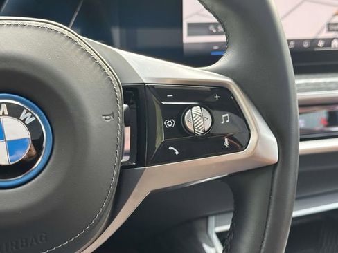Certified 2025 BMW i7 xDrive60 image 33