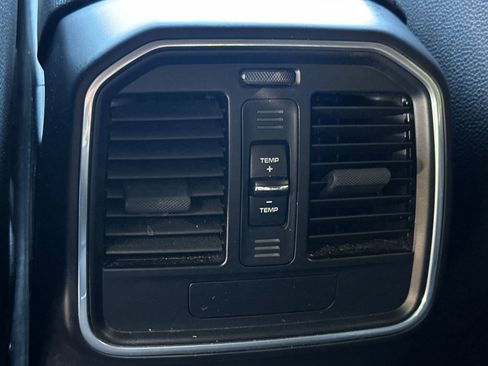 Used 2020 Porsche Macan AWD/4WD image 16