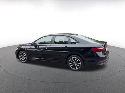 Used 2025 Volkswagen Jetta SE FWD image 9