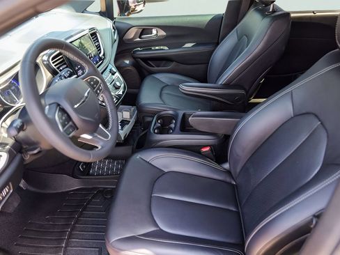 Used 2025 Chrysler Pacifica Select FWD image 12