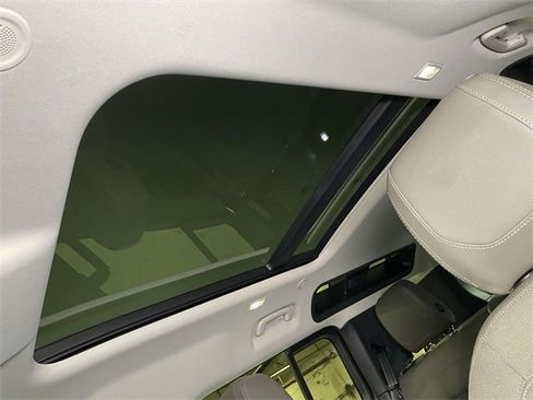 Used 2020 Land Rover Defender 110 First Edition image 17