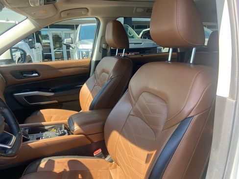 Used 2023 Nissan Pathfinder Platinum w/ Cargo Package AWD/4WD image 9