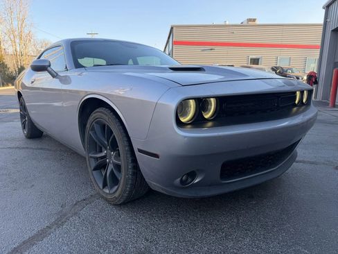 Used 2016 Dodge Challenger SXT w/ Blacktop Package image 9