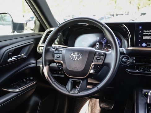 Certified 2023 Toyota Crown XLE image 17