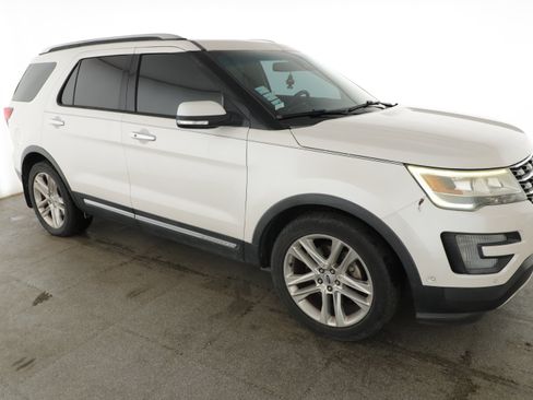 Used 2016 Ford Explorer Limited w/ Equipment Group 301A FWD image 2