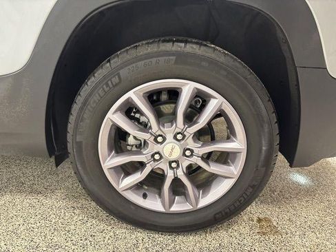 Used 2023 GMC Terrain SLT image 33