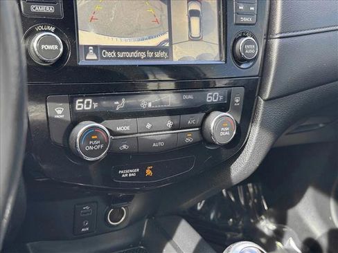Used 2017 Nissan Rogue SV w/ SV Premium Package AWD/4WD image 15