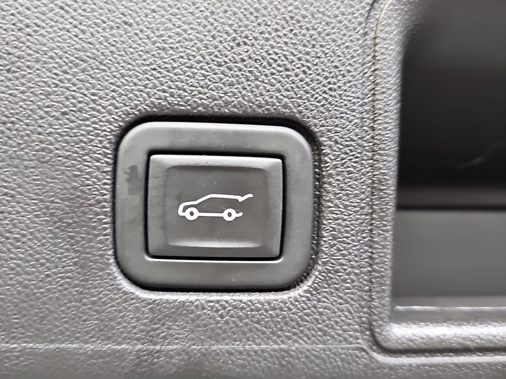 Certified 2024 GMC Terrain SLT w/ Elevation Edition AWD/4WD image 17