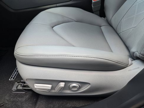 New 2026 Toyota Highlander Platinum AWD/4WD image 16
