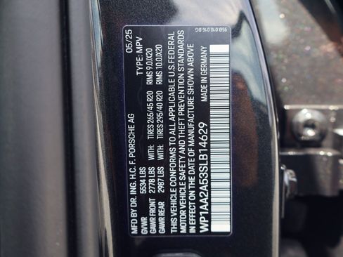 Certified 2025 Porsche Macan AWD/4WD image 28