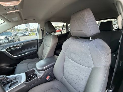 Used 2022 Toyota RAV4 XLE FWD image 13