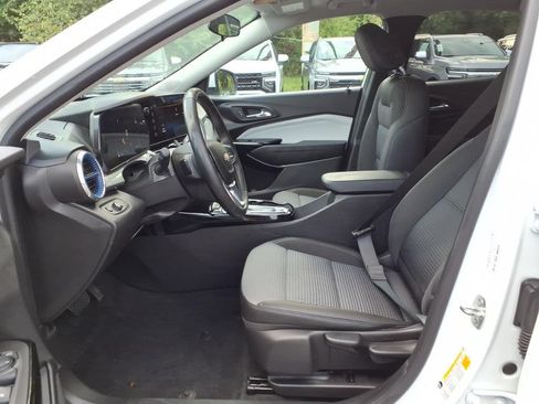 Certified 2024 Chevrolet Trax LT w/ LT Convenience Package FWD image 12