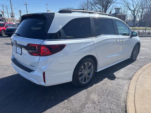 Certified 2025 Honda Odyssey Touring image 4