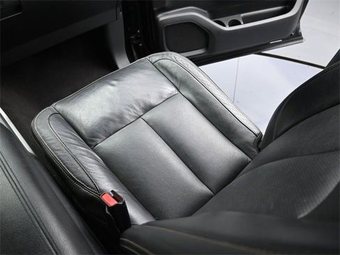 Used 2017 Nissan Titan SV image 12