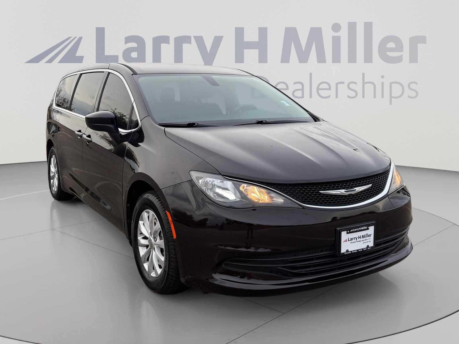 Used 2017 Chrysler Pacifica Touring w/ Tire & Wheel Group FWD image 8
