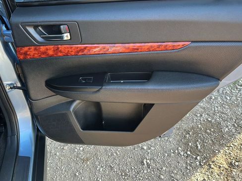 Used 2011 Subaru Outback 2.5i Limited image 12