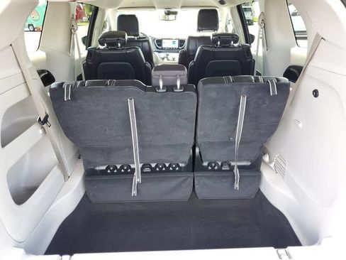 Used 2023 Chrysler Pacifica Touring-L FWD image 36