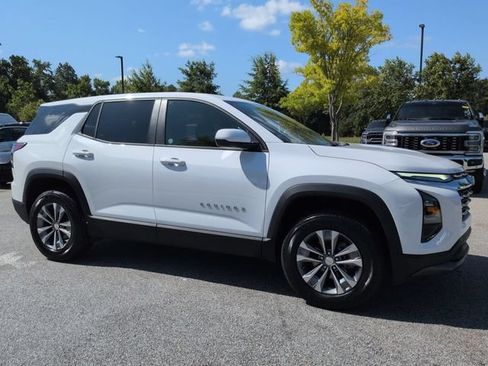 Used 2026 Chevrolet Equinox LT FWD image 2